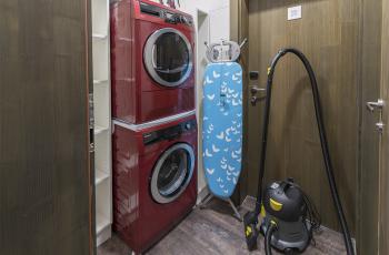 Pračka, vysavač, žehlička k dispozici